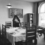 De buitenzuster dekt de tafel voor de gasten